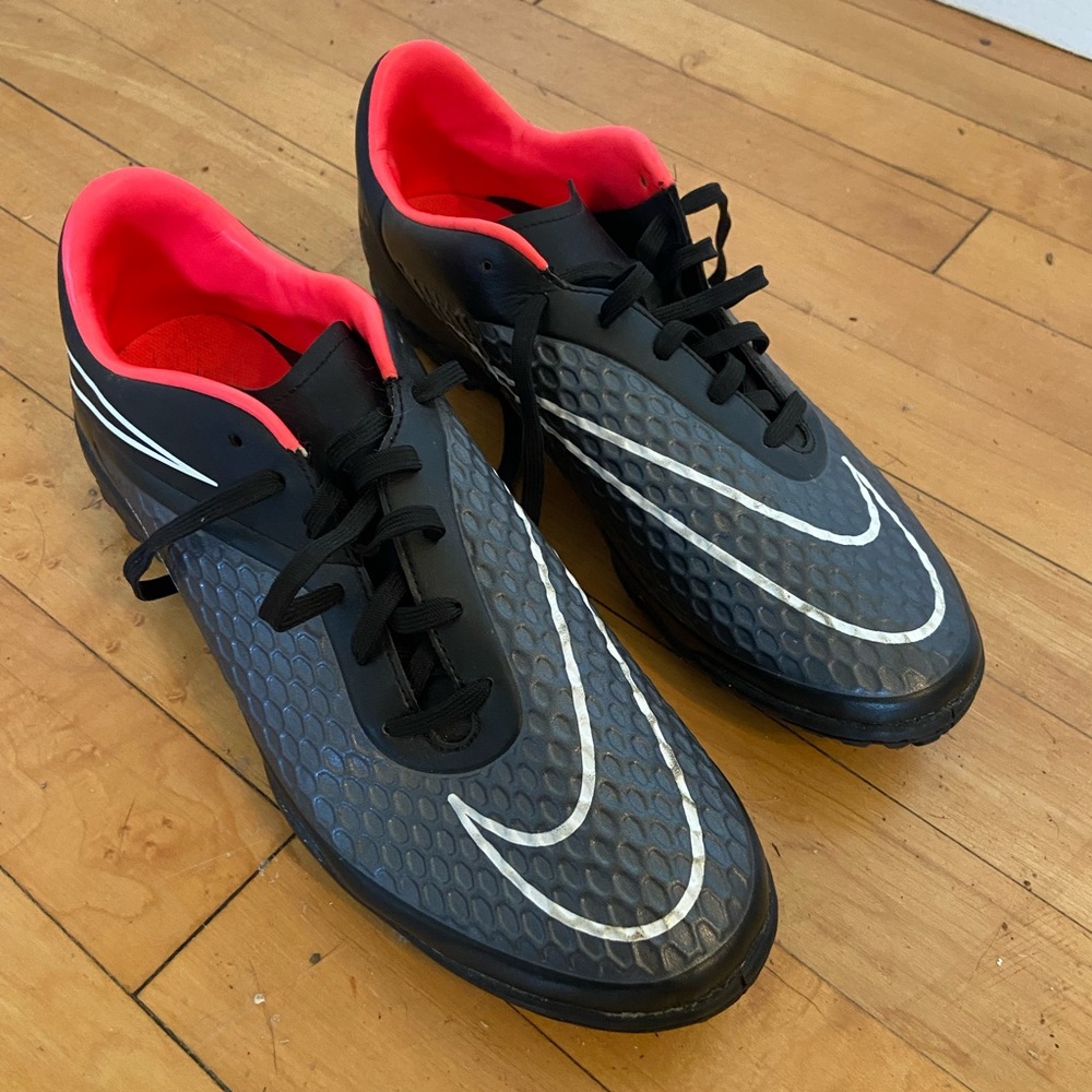Men’s Nike Hyper Venom indoor shoes in Size 10